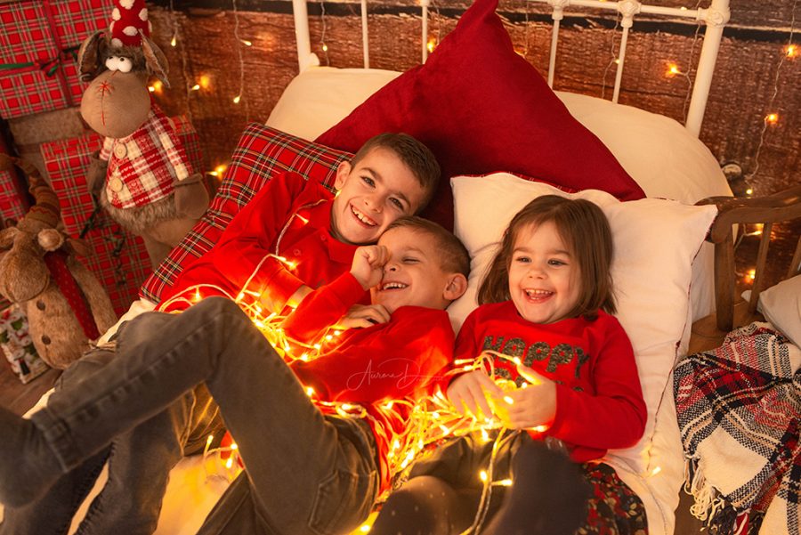 séance photo Noël en famille avec guirlandes lumineuses